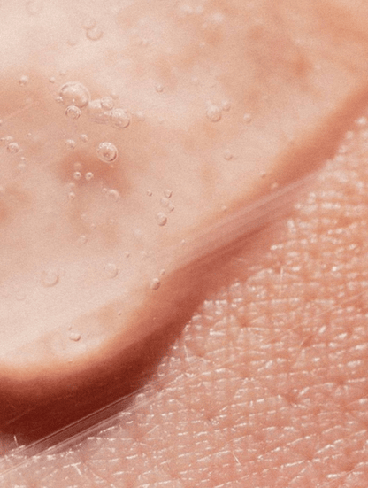 A visual of the gel's texture, emphasizing its lightweight and smooth consistency enriched with hyaluronic acid.